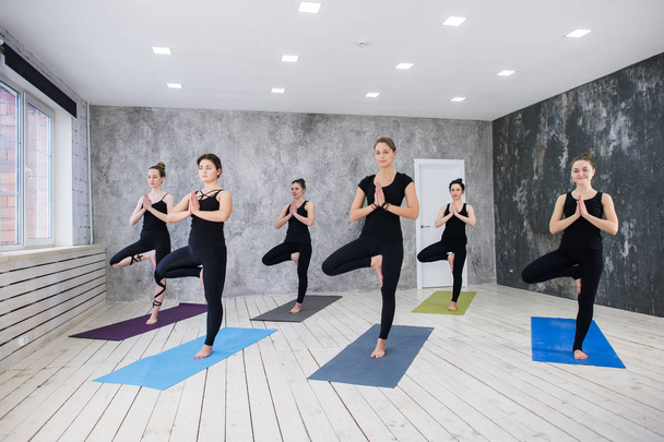 Concepto de clase de ejercicio de práctica de yoga - Foto, Imagen