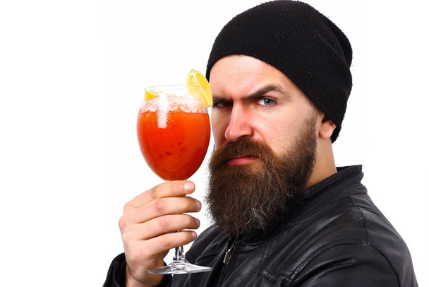 Brutal caucasian hipster holding alcoholic beverage or fresh cocktail - Фото, зображення