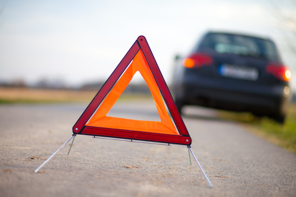 rozbicie trójkąta stoi w pobliżu uszkodzony samochód - Zdjęcie, obraz