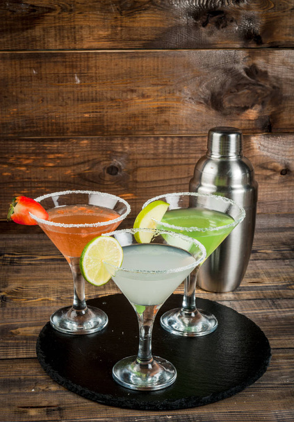 Три види алкогольних коктейлів з мартіні
  - Фото, зображення