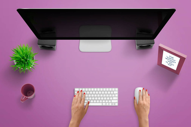 Bovenaanzicht werk bureau tafereel met computer beeldscherm, toetsenbord en muis. Vrouw te typen en gebruik de muis - Foto, afbeelding