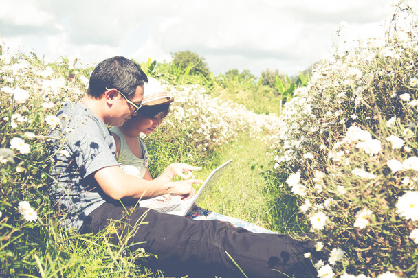 Famiglia padre e figlia in campo crisantemo
 - Foto, immagini
