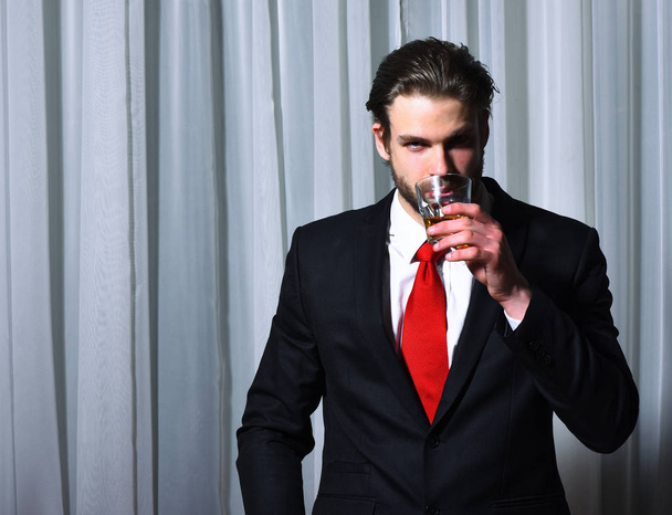 bearded man, businessman with glass of whiskey - Foto, Imagen