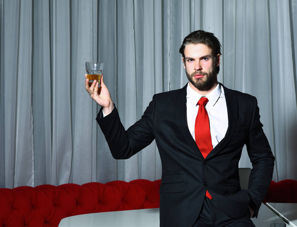 bearded man, businessman with glass of whiskey, cell phone - Foto, imagen