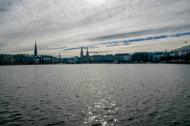 Озеро Альстер в Гамбурге
  - Фото, изображение