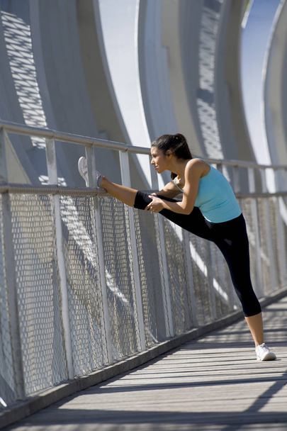 kobiety młode piękne sportowe sport rozciągania po uruchomieniu, nowoczesne miasto metalu mostem - Zdjęcie, obraz
