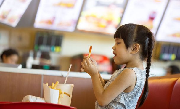 Asijské dítě jíst v jídelní zóně - Fotografie, Obrázek