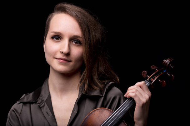 портрет молодої жінки скрипаля на чорному
 - Фото, зображення