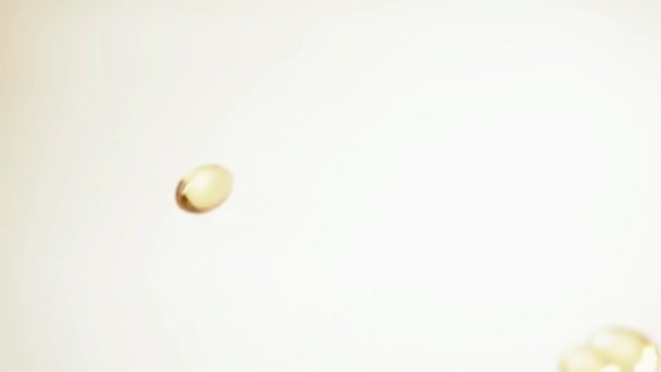 オメガ 3 の丸薬は白い表面で. - 映像、動画