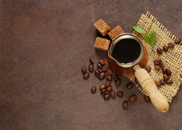 медь cezve кофе и зерна на стальном фоне
 - Фото, изображение