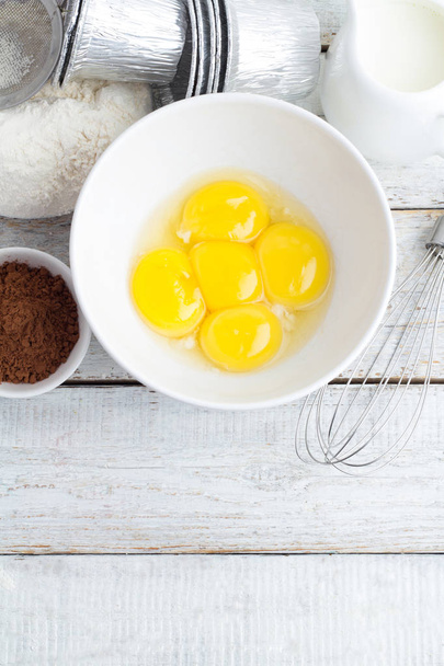 мука, выпечка, яйца и какао
 - Фото, изображение