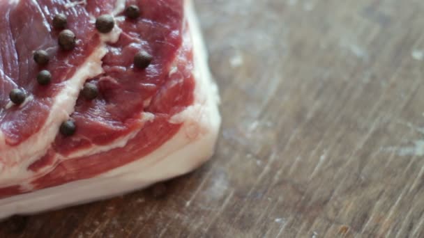 frisches saftiges Stück Fleisch mit Speck - Filmmaterial, Video