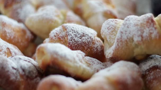 Sokerijauheen croissantit
 - Materiaali, video