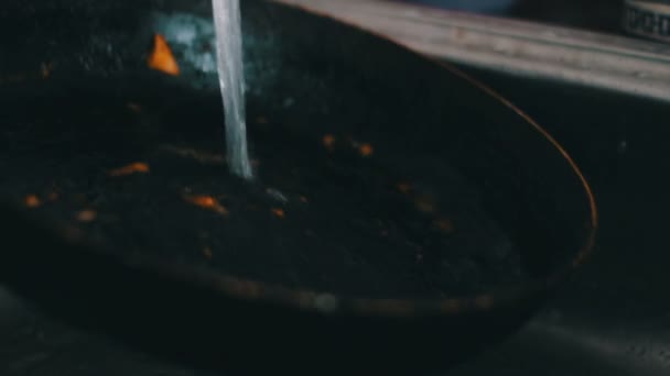 крупним планом миття гравію з сковороди
 - Кадри, відео