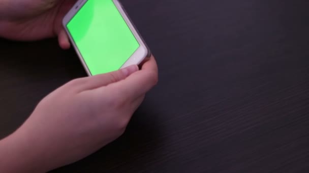 Kosketusnäyttö valkoisella älypuhelimella
 - Materiaali, video