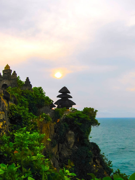Az óceán, a hullámok, a majom a Uluvatu Bali Indonézia - Fotó, kép