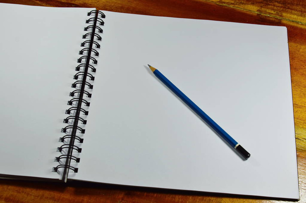 SketchBook βρόχο όψη και μολύβι στο ξύλινο τραπέζι - Φωτογραφία, εικόνα