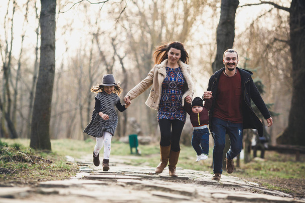 famille heureuse marchant dans le parc d'automne - Photo, image