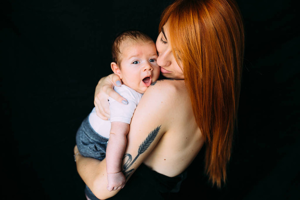 Jovem mãe mulher segurando seu bebê filho - Foto, Imagem