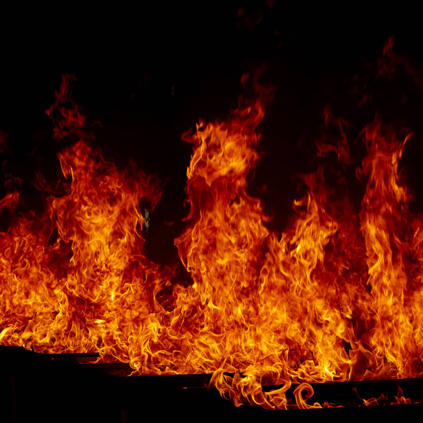 oheň plameny na černém pozadí - Fotografie, Obrázek
