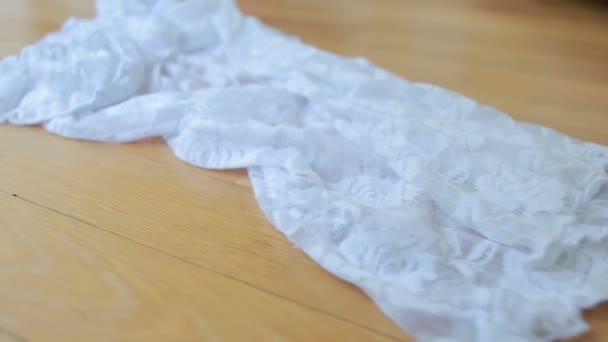 Valkoinen ja vaaleanpunainen seksikäs alusvaatteet makaa lattialla sängyn vieressä
 - Materiaali, video