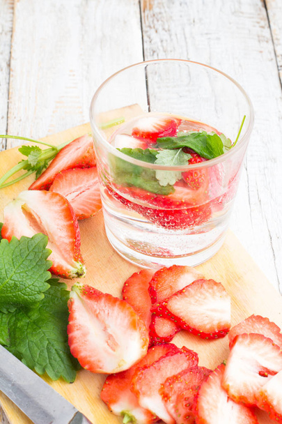 verre de boisson aux fraises et vue sur la menthe
 - Photo, image