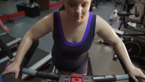 Hardworking obese lady working hard in gym, aspiring to be slim and healthy - Filmagem, Vídeo