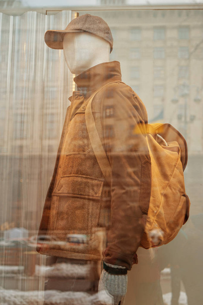 Mannequin in shop window - Zdjęcie, obraz