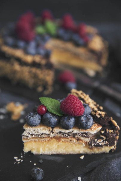 Chocolate cake with berries  - Foto, Bild