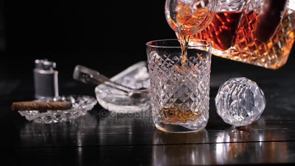 Cámara lenta: verter whisky de un decantador en un vaso
 - Imágenes, Vídeo