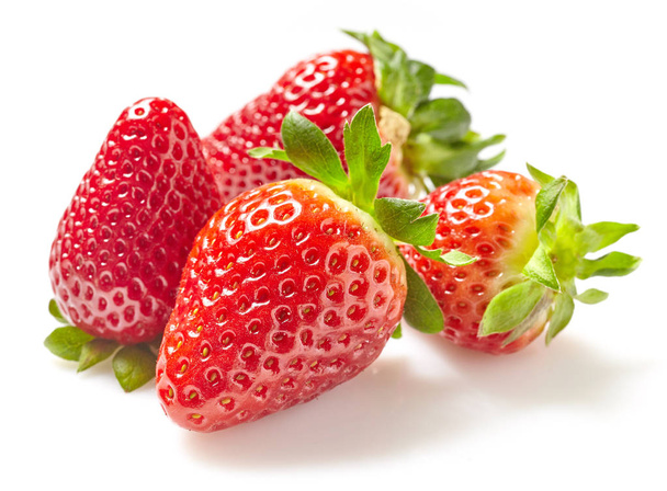 verse aardbeien op witte achtergrond - Foto, afbeelding