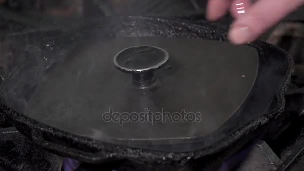 Főzés egy serpenyőben a konyha ízletes tétje - Felvétel, videó