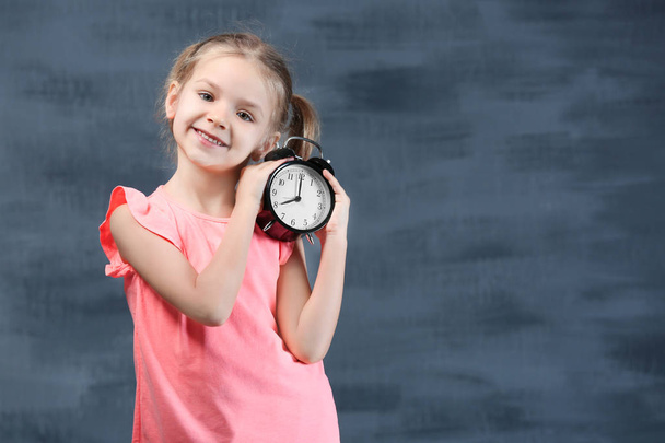 little girl with alarm clock  - Φωτογραφία, εικόνα