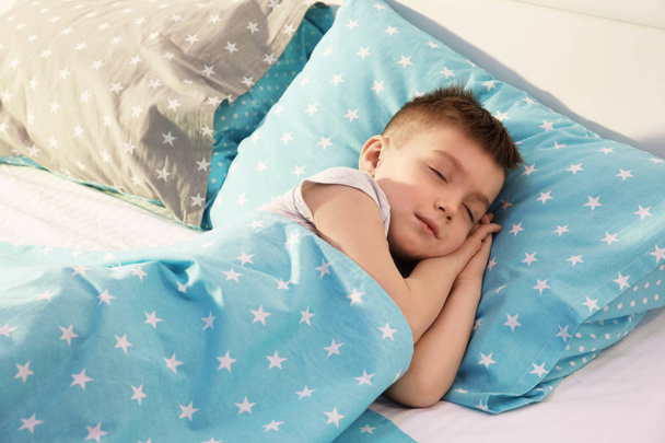 boy sleeping in bed - Valokuva, kuva