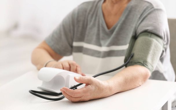 Elderly woman measuring blood pressure - Foto, Imagem