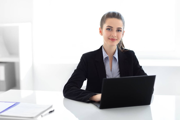 Geschäftsfrau mit Laptop im Büro - Foto, Bild