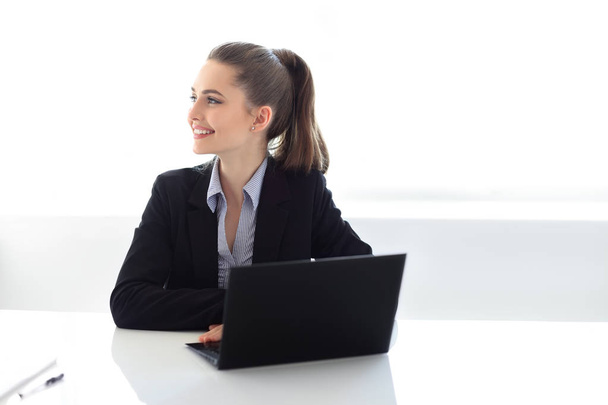 zakenvrouw met laptop in het kantoor - Foto, afbeelding