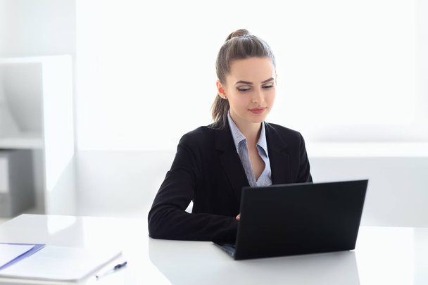business woman with laptop in the office - Foto, imagen