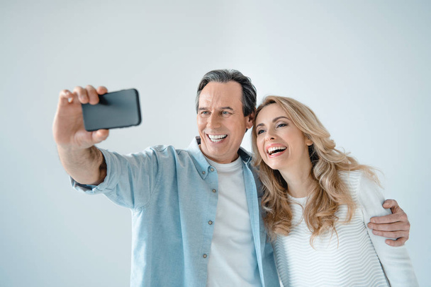 ζευγάρι λαμβάνοντας selfie  - Φωτογραφία, εικόνα