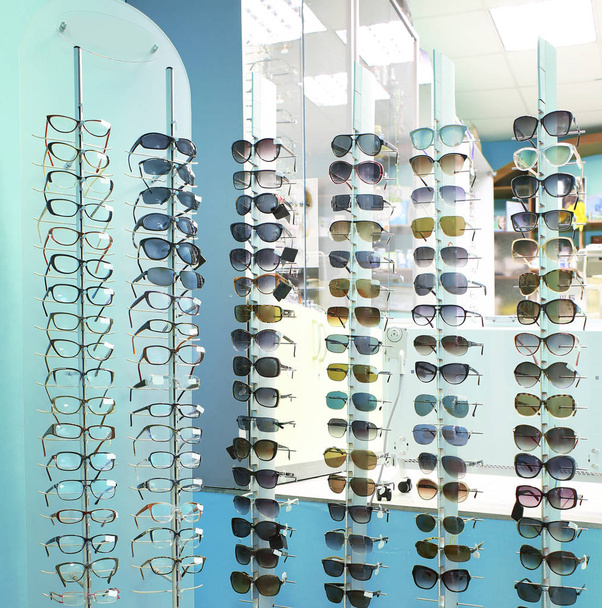 Showcase with different sunglasses - Foto, Bild