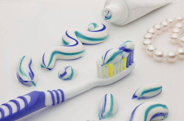Cepillo de dientes y tubo con apretado
 - Foto, Imagen