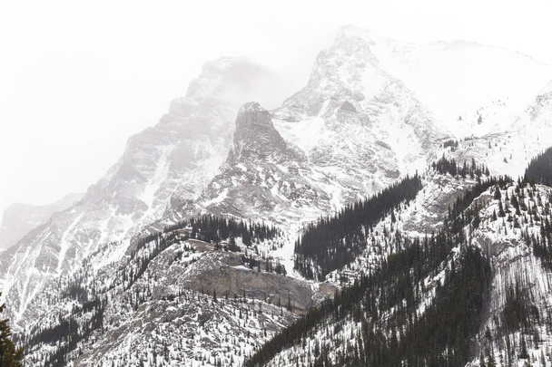 Скалистые горы зимой
 - Фото, изображение