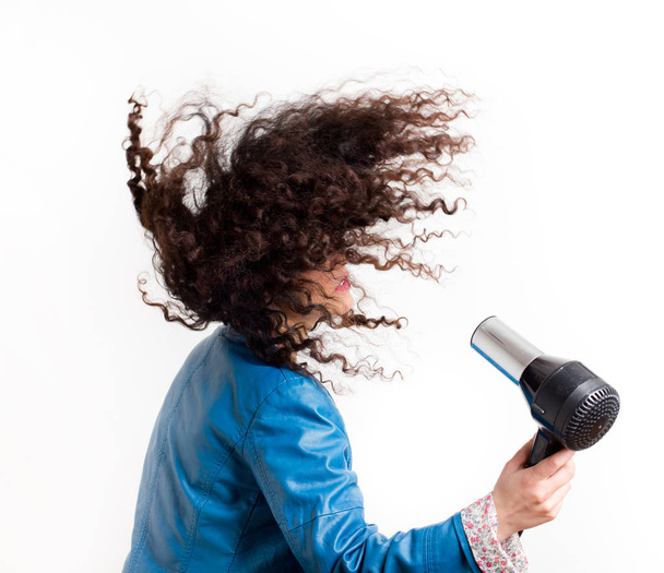 Asciugacapelli soffiando capelli ricci
 - Foto, immagini