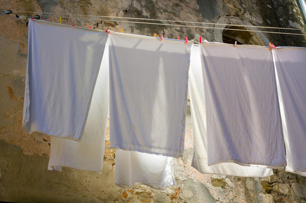 kolorowe pranie wychodzić na bielizny na ulicy - Zdjęcie, obraz