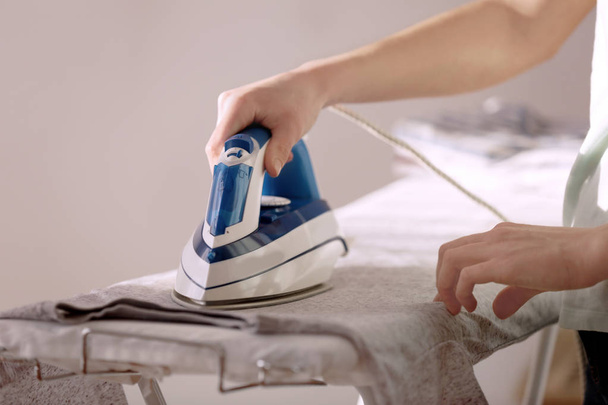Woman ironing cloth  - Foto, imagen
