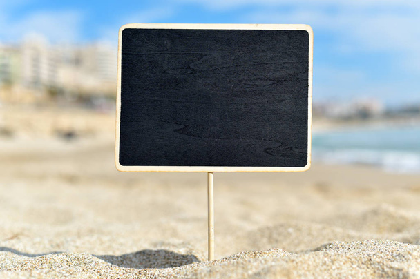 prázdné černé vývěsní štít na pláži - Fotografie, Obrázek
