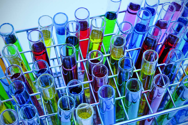 test tüpleri sıvılar farklı renkler ile - Fotoğraf, Görsel