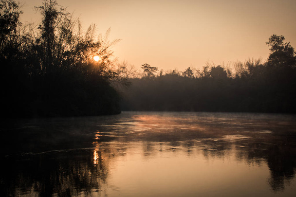 Sunrise, morning light reflecting surface of the river. - Foto, imagen