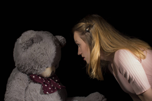 meisje en teddy - Foto, afbeelding