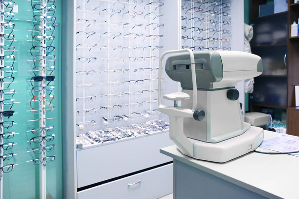  reflectometer in ophthalmology store - Foto, Bild